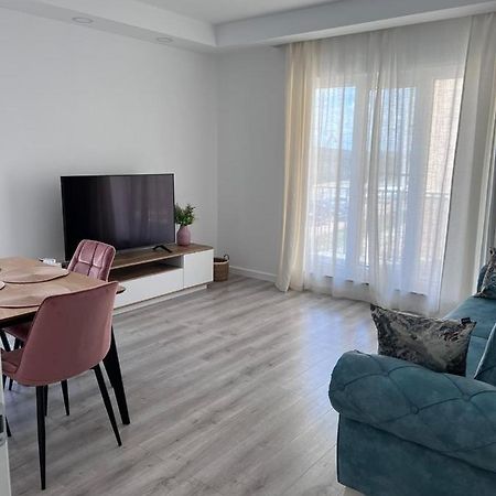 Cosmopolis Bliss: Your Home Away From Home Stefanestii de Jos Buitenkant foto