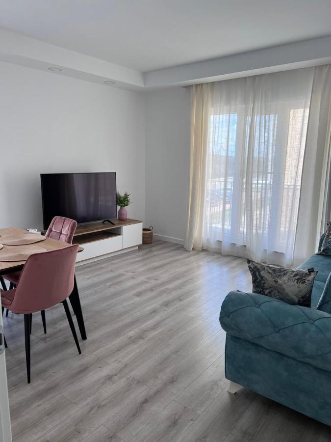 Cosmopolis Bliss: Your Home Away From Home Stefanestii de Jos Buitenkant foto